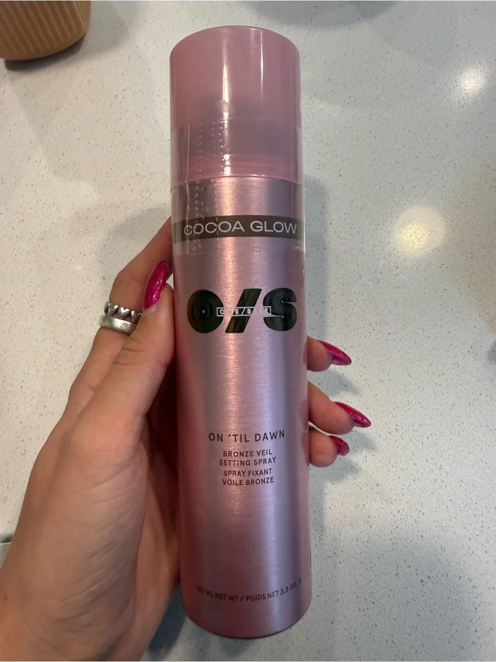 One size setting spray in coca glow